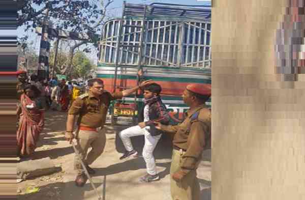 ट्रैफिक सीओ राकेश नायक ने बस की छत पर चढ़ कर सवारी करने वालों को पकड़ा