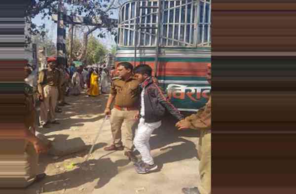 ट्रैफिक सीओ राकेश नायक ने बस की छत पर चढ़ कर सवारी करने वालों को पकड़ा