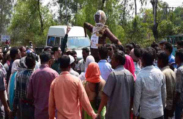 Photo Gallery : भू विस्थापितों ने फूंका जीएम का पुतला, कहा- मांग पूरी नहीं हुई तो बंद कराएंगे खदान
