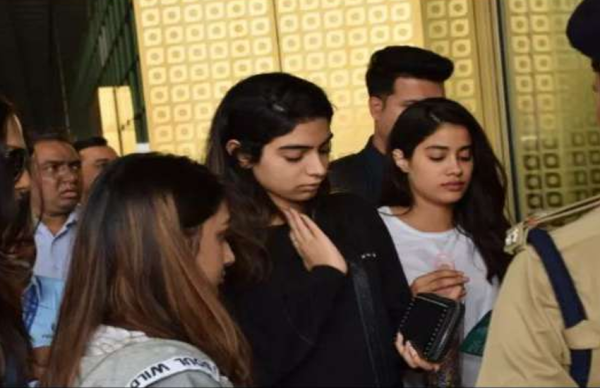 मां की प्रेयर मीट में जाती जाह्नवी और खुशी एयरपोर्ट पर दिखी इस लुक में