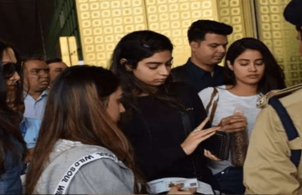 मां की प्रेयर मीट में जाती जाह्नवी और खुशी एयरपोर्ट पर दिखी इस लुक में