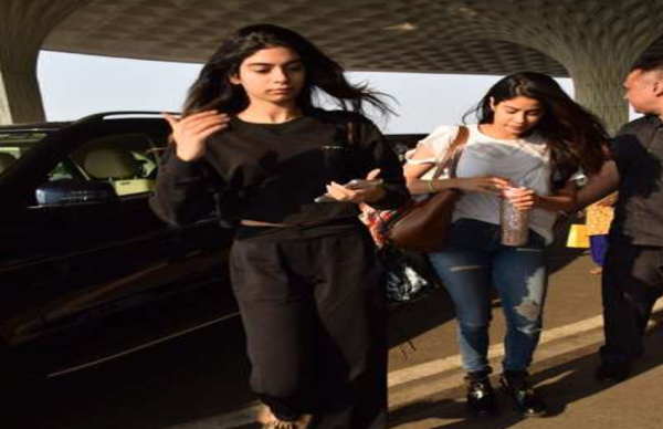 मां की प्रेयर मीट में जाती जाह्नवी और खुशी एयरपोर्ट पर दिखी इस लुक में
