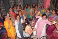 महिलाओं ने खेली गुलाल की होली, देखे इन तस्वीरों में