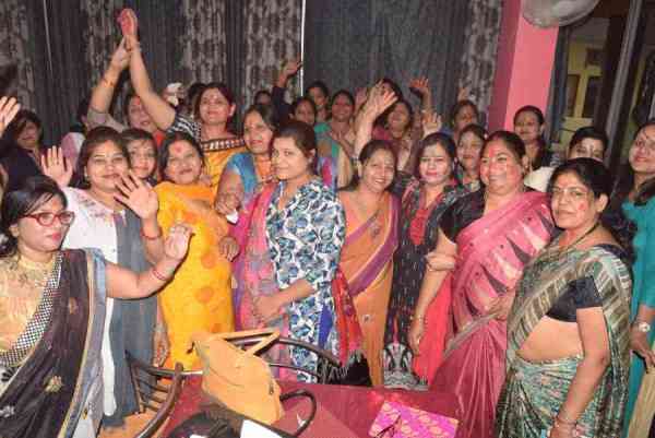 महिलाओं ने खेली गुलाल की होली, देखे इन तस्वीरों में