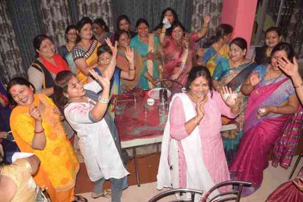 महिलाओं ने खेली गुलाल की होली, देखे इन तस्वीरों में