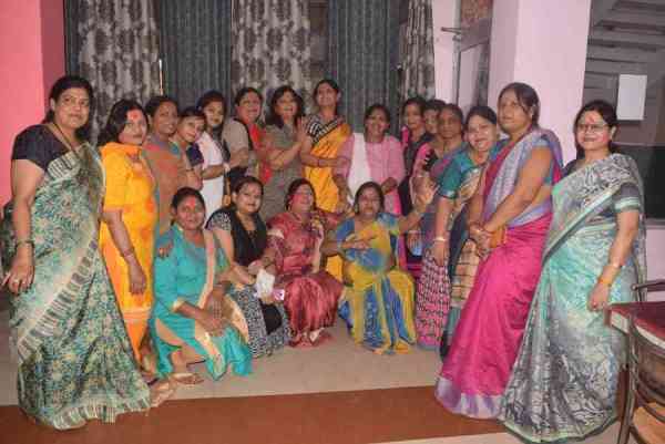 महिलाओं ने खेली गुलाल की होली, देखे इन तस्वीरों में