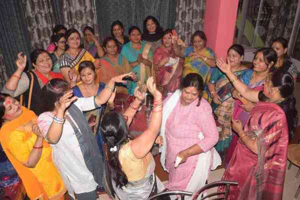 महिलाओं ने खेली गुलाल की होली, देखे इन तस्वीरों में