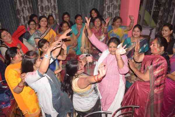 महिलाओं ने खेली गुलाल की होली, देखे इन तस्वीरों में