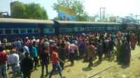 बाद बंद हुआ रेल क्रासिंग, लोगों ने ट्रेन रोक कर किया रेल चक्काजाम
