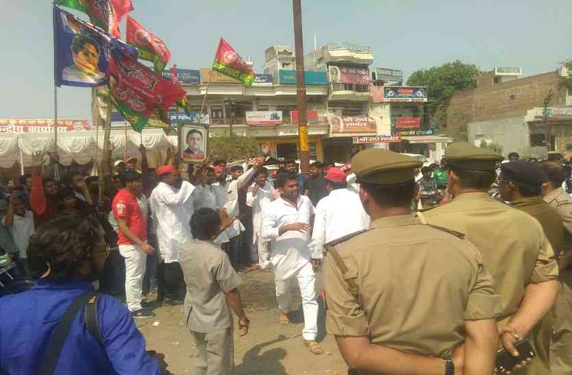 Police can lathi charge in phulpur by lection counting place