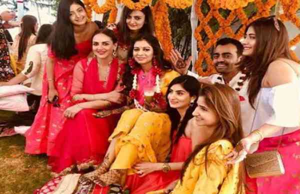 देवर के मेहंदी में कुछ इस अंदाज में दिखीं ईशा देओल