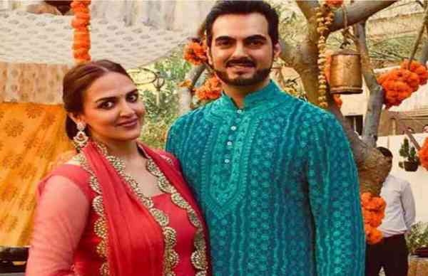 देवर के मेहंदी में कुछ इस अंदाज में दिखीं ईशा देओल