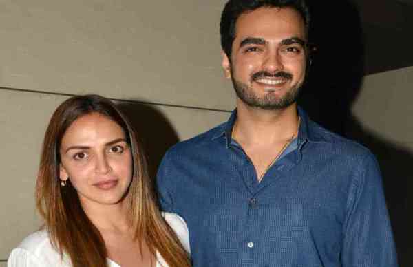 देवर के मेहंदी में कुछ इस अंदाज में दिखीं ईशा देओल