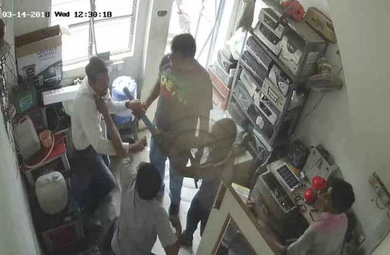 Bhilwara, bhilwara news, Entering a fight in store in bhilwara, Latest news in bhilwara, Bhilwara News in hindi, Hindi News in bhilwara, Latest hindi news in bhilwara