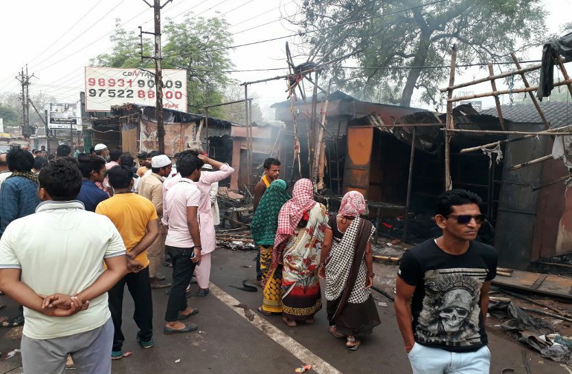 Breaking: सामान समेटकर घर गए थे कपड़ा व्यापारी, सुबह देखा तो 5 दुकानें जलकर हो गई थी खाक