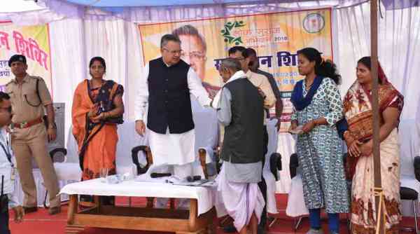 Photo Gallery : भैंसामुड़ा समाधान शिविर में पहुंचे डॉ. रमन सिंह, उमड़ा जनसैलाब, देखिए झलकियां...