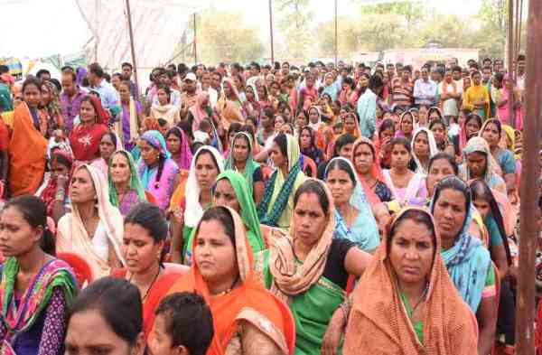 Photo Gallery : भैंसामुड़ा समाधान शिविर में पहुंचे डॉ. रमन सिंह, उमड़ा जनसैलाब, देखिए झलकियां...