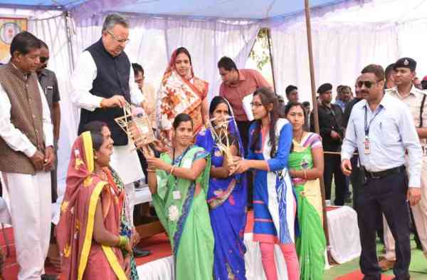 Photo Gallery : भैंसामुड़ा समाधान शिविर में पहुंचे डॉ. रमन सिंह, उमड़ा जनसैलाब, देखिए झलकियां...