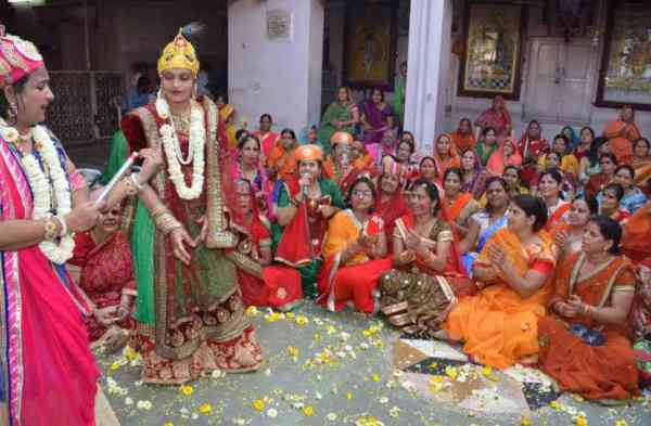 Bhilwara, Bhilwara news, Played holi with flowers in bhilwara,  Latest news in bhilwara, Bhilwara News in hindi, Hindi News in bhilwara, Latest hindi news in bhilwara