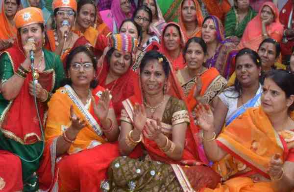 Bhilwara, Bhilwara news, Played holi with flowers in bhilwara,  Latest news in bhilwara, Bhilwara News in hindi, Hindi News in bhilwara, Latest hindi news in bhilwara