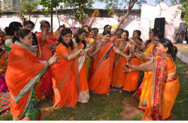 Bhilwara, Bhilwara news, Played holi with flowers in bhilwara,  Latest news in bhilwara, Bhilwara News in hindi, Hindi News in bhilwara, Latest hindi news in bhilwara