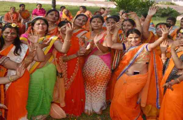 Bhilwara, Bhilwara news, Played holi with flowers in bhilwara,  Latest news in bhilwara, Bhilwara News in hindi, Hindi News in bhilwara, Latest hindi news in bhilwara