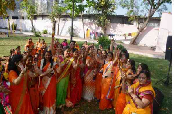 Bhilwara, Bhilwara news, Played holi with flowers in bhilwara,  Latest news in bhilwara, Bhilwara News in hindi, Hindi News in bhilwara, Latest hindi news in bhilwara