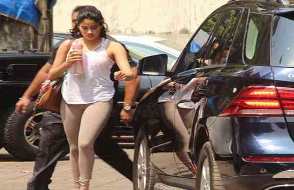 श्रीदेवी के निधन के बाद एक बार फिर रुटीन लाइफ में लौटी जाह्नवी, जिम जाते हुईं स्पॉट