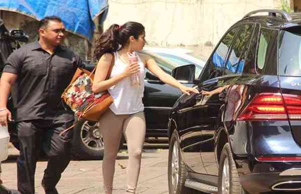 श्रीदेवी के निधन के बाद एक बार फिर रुटीन लाइफ में लौटी जाह्नवी, जिम जाते हुईं स्पॉट