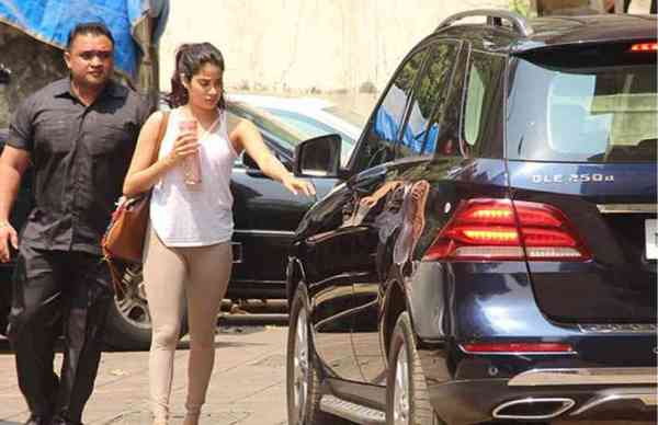 श्रीदेवी के निधन के बाद एक बार फिर रुटीन लाइफ में लौटी जाह्नवी, जिम जाते हुईं स्पॉट