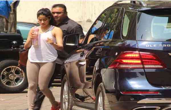 श्रीदेवी के निधन के बाद एक बार फिर रुटीन लाइफ में लौटी जाह्नवी, जिम जाते हुईं स्पॉट