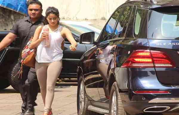 श्रीदेवी के निधन के बाद एक बार फिर रुटीन लाइफ में लौटी जाह्नवी, जिम जाते हुईं स्पॉट