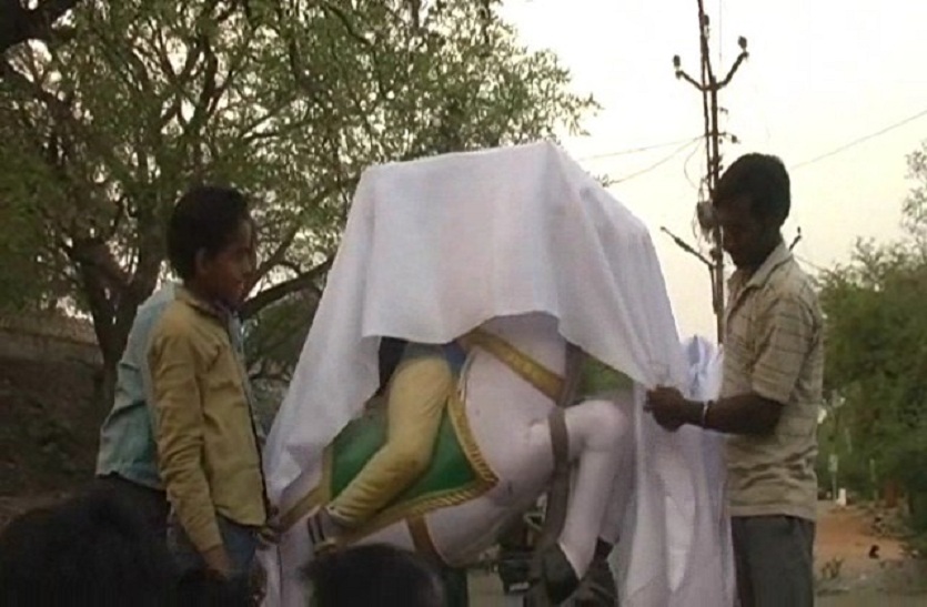 chaotic elements broke statue of great men in mahoba up