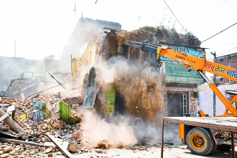Running on a fifty-year-old shabby building, Nani's hammer