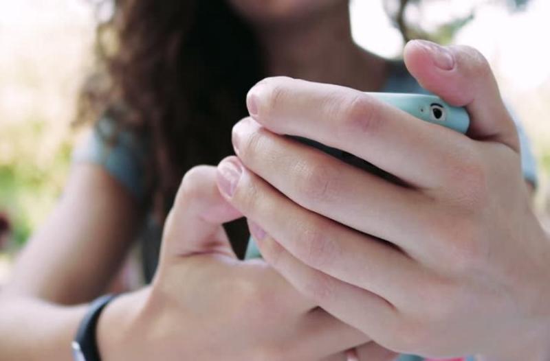 boy send dirty pictures to girl