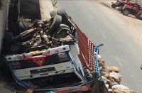 ट्रक के करीब 40 फ़ीट ऊपर से गिरने पर ट्रक बुरी तरह से क्षतिग्रस्त हो गया, लेकिन इस हादसे में ट्रक ड्राइवर बाल-बाल बच गया।