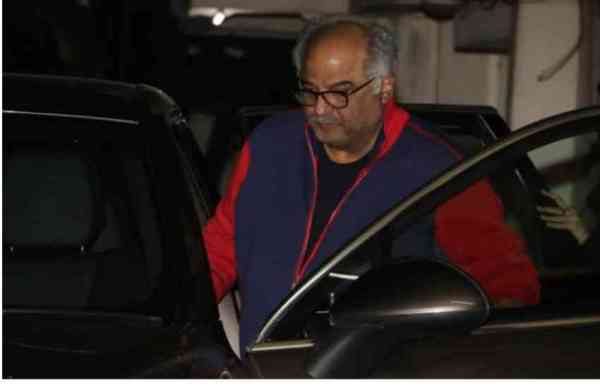 PHOTOS: श्रीदेवी की मौत के बाद इस तरह सौतेली बहनों का गम बांट रहें हैं अर्जुन