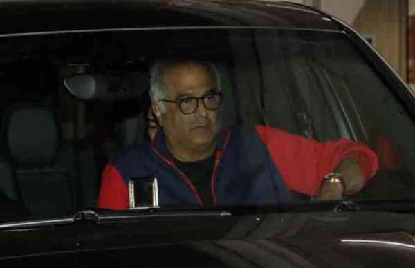 PHOTOS: श्रीदेवी की मौत के बाद इस तरह सौतेली बहनों का गम बांट रहें हैं अर्जुन