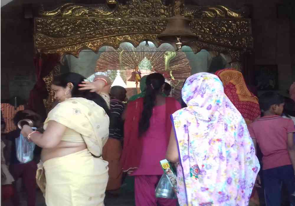 Chaitra Navratri 2018 : सुबह से ही मंदिरों मे लगा श्रद्धालुओं का तांता, देखें
तस्वीरें