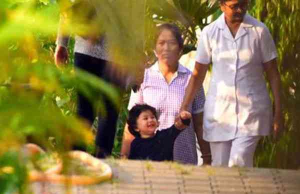 पापा सैफ संग गार्डन में मस्ती करने पहुंचे तैमूर, करीना को देख खिलखिला कर हंस पड़े छोटे नवाब