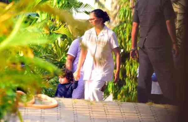 पापा सैफ संग गार्डन में मस्ती करने पहुंचे तैमूर, करीना को देख खिलखिला कर हंस पड़े छोटे नवाब