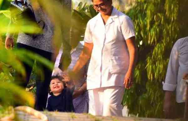 पापा सैफ संग गार्डन में मस्ती करने पहुंचे तैमूर, करीना को देख खिलखिला कर हंस पड़े छोटे नवाब