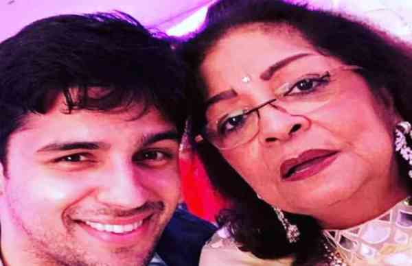 करण ने कुछ इस अंदाज में मनाया मां हीरु जौहर का 75 वां जन्मदिन, तस्वीरें वायरल