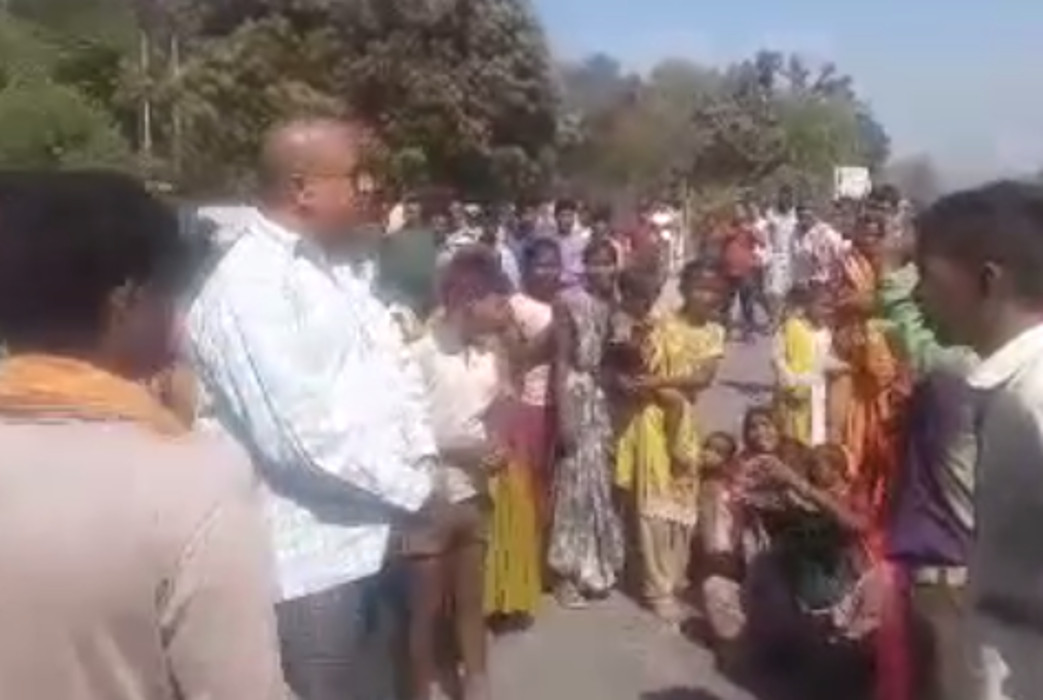 लोहे की सीढ़ी पर गिरा हाइटेंशन तार, करंट की चपेट में आने से 4 मजदूरों की मौत
