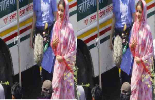 सूती साड़ी पहने भोपाल बस स्टैंड पर परेशान दिखीं अनुष्का शर्मा, PHOTOS वायरल