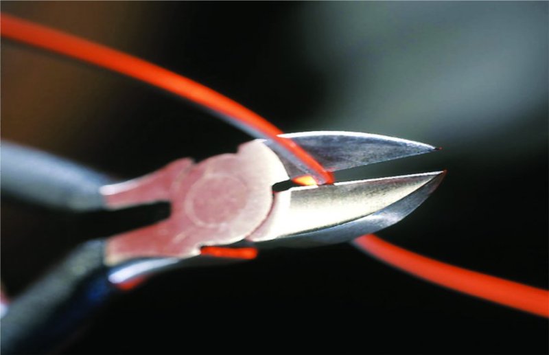 Cut off 2.5 million connections of common people, left leaders