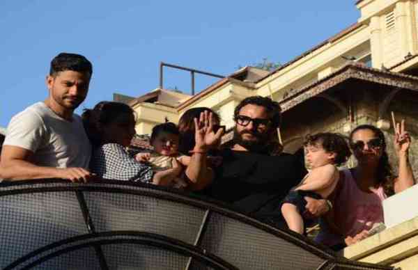 बिना T-SHIRT के पापा सैफ की गोद में दिखे क्यूट तैमूर, बहन इनाया भी दिखी साथ