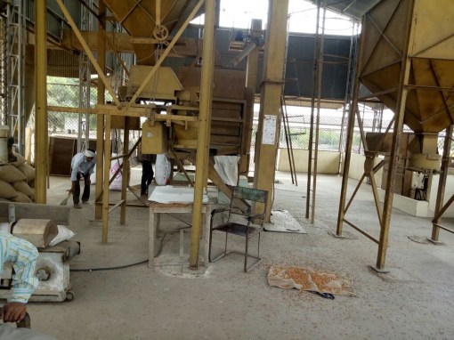 कर्मचारी अक्सर हस्ताक्षर करके डयूटी टाइम में सेवा से गायब रहता है