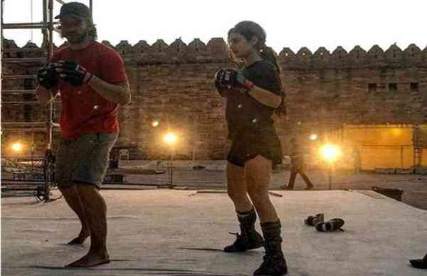 'ठग्स ऑफ हिंदोस्तां' के सेट से फातिमा और बिग बी की तस्वीरें हुई आउट, योद्धा के लुक में दिखीं फातिमा