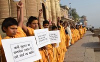 जल दिवस पर स्कूली छात्रों ने गंगा घाट पर बनाई मानव श्रृंखला